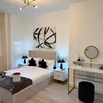 Lux 4 Bedroom House - Jacuzzi Bath Sleeps 9 Free Parking Near Centre Nyaraló *