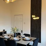 Lux 4 Bedroom House - Jacuzzi Bath Sleeps 9 Free Parking Near Centre Nyaraló Leeds
