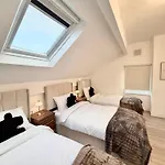 Lux 4 Bedroom House - Jacuzzi Bath Sleeps 9 Free Parking Near Centre