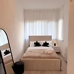 Lux 4 Bedroom House - Jacuzzi Bath Sleeps 9 Free Parking Near Centre Nyaraló Leeds