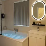 Lux 4 Bedroom House - Jacuzzi Bath Sleeps 9 Free Parking Near Centre Nyaraló
