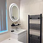 Lux 4 Bedroom House - Jacuzzi Bath Sleeps 9 Free Parking Near Centre * Leeds