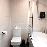 Lux 4 Bedroom House - Jacuzzi Bath Sleeps 9 Free Parking Near Centre Nyaraló Leeds