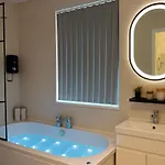 Lux 4 Bedroom House - Jacuzzi Bath Sleeps 9 Free Parking Near Centre Nyaraló *