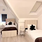 Lux 4 Bedroom House - Jacuzzi Bath Sleeps 9 Free Parking Near Centre Nyaraló