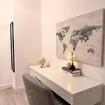 Lux 4 Bedroom House - Jacuzzi Bath Sleeps 9 Free Parking Near Centre * Leeds