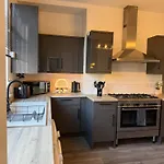 Lux 4 Bedroom House - Jacuzzi Bath Sleeps 9 Free Parking Near Centre Leeds