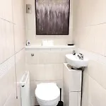Lux 4 Bedroom House - Jacuzzi Bath Sleeps 9 Free Parking Near Centre Leeds