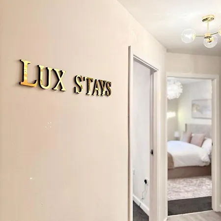 Lux 4 Bedroom House - Jacuzzi Bath Sleeps 9 Free Parking Near Centre * Leeds (West Yorkshire)