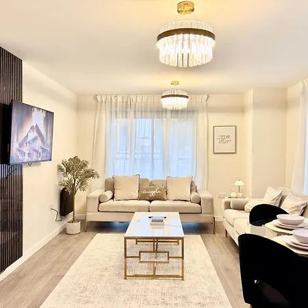 Ferienhaus Lux 4 Bedroom House - Jacuzzi Bath Sleeps 9 Free Parking Near Centre *