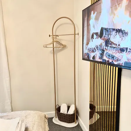 Ferienhaus Lux 4 Bedroom House - Jacuzzi Bath Sleeps 9 Free Parking Near Centre