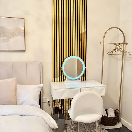 Ferienhaus Lux 4 Bedroom House - Jacuzzi Bath Sleeps 9 Free Parking Near Centre *