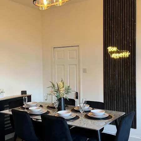 Lux 4 Bedroom House - Jacuzzi Bath Sleeps 9 Free Parking Near Centre Ferienhaus Leeds (West Yorkshire)