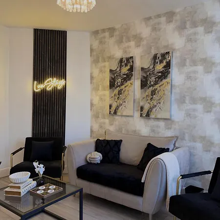 Lux 4 Bedroom House - Jacuzzi Bath Sleeps 9 Free Parking Near Centre