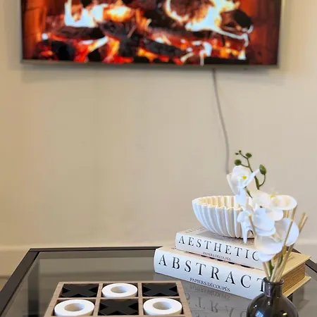 Lux 4 Bedroom House - Jacuzzi Bath Sleeps 9 Free Parking Near Centre Ferienhaus *