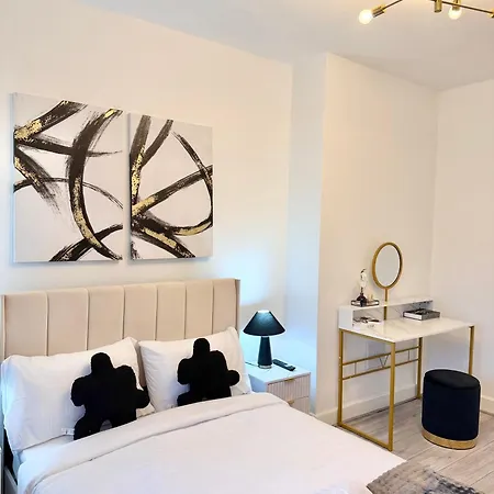 Будинок відпочинку Lux 4 Bedroom House - Jacuzzi Bath Sleeps 9 Free Parking Near Centre *