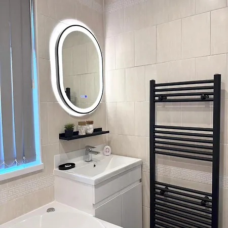Lux 4 Bedroom House - Jacuzzi Bath Sleeps 9 Free Parking Near Centre * Leeds (West Yorkshire)