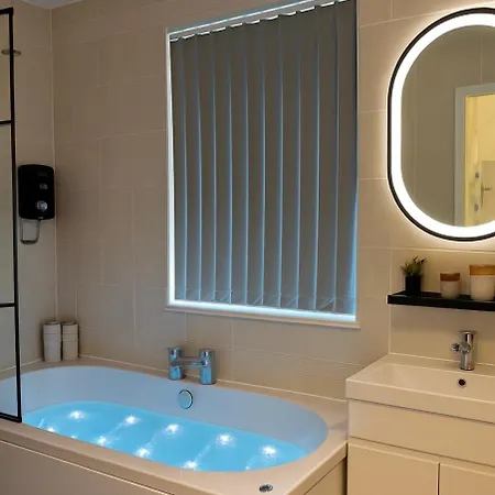 Lux 4 Bedroom House - Jacuzzi Bath Sleeps 9 Free Parking Near Centre Dom wakacyjny *