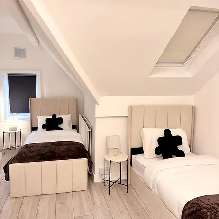 Lux 4 Bedroom House - Jacuzzi Bath Sleeps 9 Free Parking Near Centre Ferienhaus