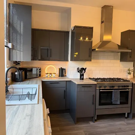 Lux 4 Bedroom House - Jacuzzi Bath Sleeps 9 Free Parking Near Centre Leeds (West Yorkshire)