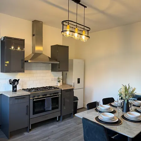 Lux 4 Bedroom House - Jacuzzi Bath Sleeps 9 Free Parking Near Centre *