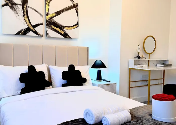 Будинок відпочинку Lux 4 Bedroom House - Jacuzzi Bath Sleeps 9 Free Parking Near Centre Лідс