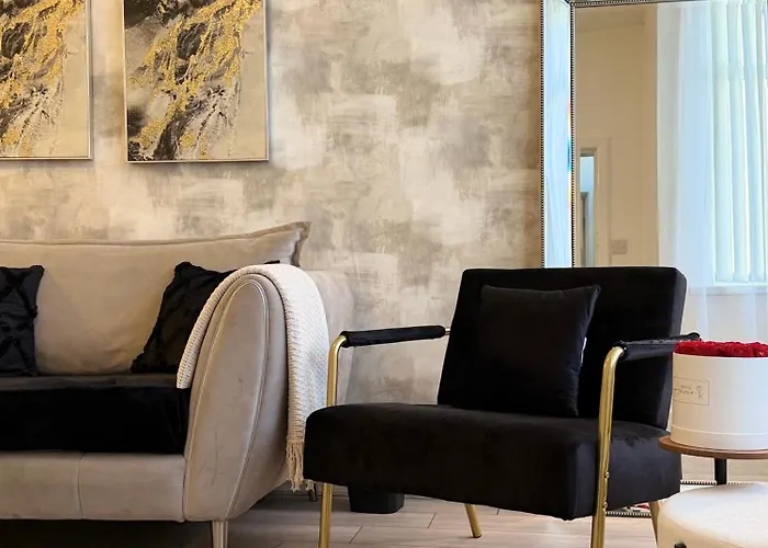 Будинок відпочинку Lux 4 Bedroom House - Jacuzzi Bath Sleeps 9 Free Parking Near Centre