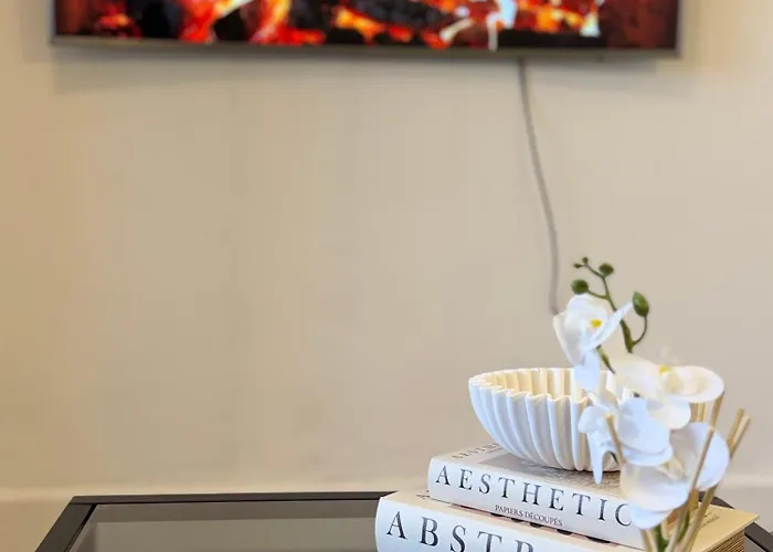 Lux 4 Bedroom House - Jacuzzi Bath Sleeps 9 Free Parking Near Centre Будинок відпочинку *