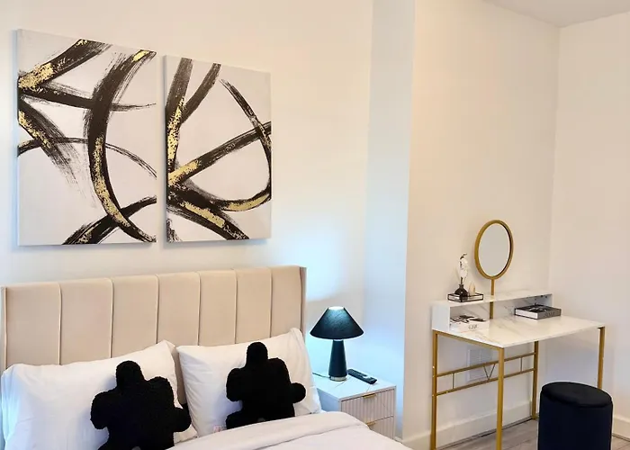 Будинок відпочинку Lux 4 Bedroom House - Jacuzzi Bath Sleeps 9 Free Parking Near Centre *