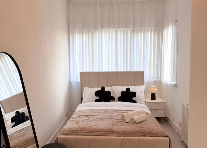 Lux 4 Bedroom House - Jacuzzi Bath Sleeps 9 Free Parking Near Centre Будинок відпочинку Лідс