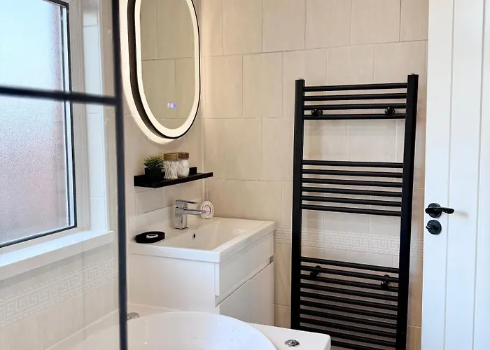 Lux 4 Bedroom House - Jacuzzi Bath Sleeps 9 Free Parking Near Centre Будинок відпочинку