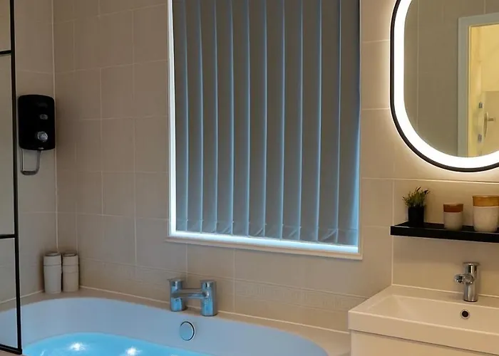 Lux 4 Bedroom House - Jacuzzi Bath Sleeps 9 Free Parking Near Centre Будинок відпочинку *