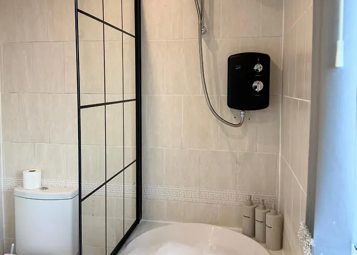 Lux 4 Bedroom House - Jacuzzi Bath Sleeps 9 Free Parking Near Centre * Лідс