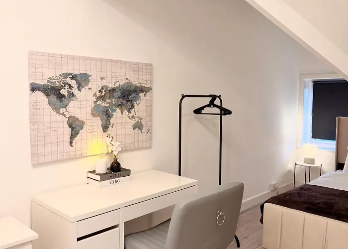 Lux 4 Bedroom House - Jacuzzi Bath Sleeps 9 Free Parking Near Centre Лідс