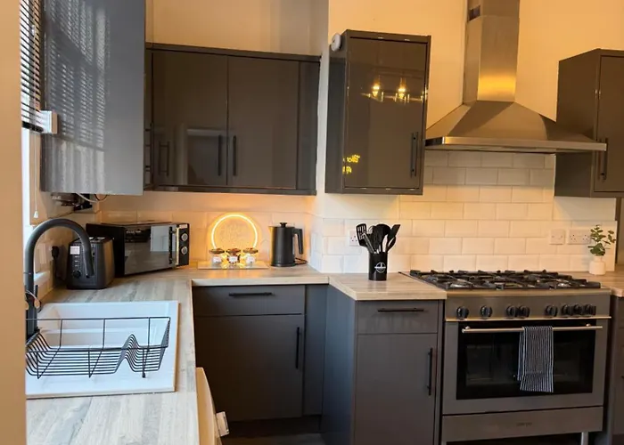 Lux 4 Bedroom House - Jacuzzi Bath Sleeps 9 Free Parking Near Centre Лідс